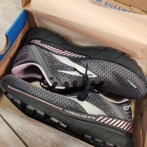 **BRAND NEW NEVER WORN** Brooks Women’s Adrenaline GTS 22 Athletic Shoes